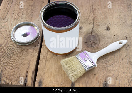 Brosse de peinture et vernis peut sur fond de bois Banque D'Images