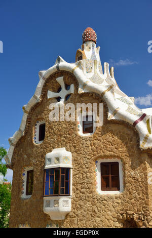 Casa del Guarda à l'entrée de Parc Guell, architecte Antoni Gaudi, Site du patrimoine mondial de l'UNESCO Parc Guell, l'architecture moderniste catalane, Art Nouveau, Barcelone, Catalogne, Espagne Banque D'Images