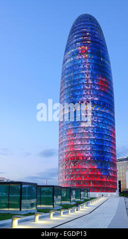 Gratte-ciel Torre Agbar, illuminé la nuit, l'architecte Jean Nouvel, Barcelone, Catalogne, Espagne Banque D'Images