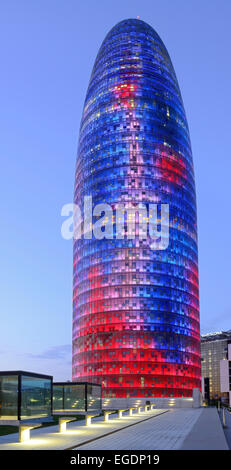 Gratte-ciel Torre Agbar, illuminé la nuit, l'architecte Jean Nouvel, Barcelone, Catalogne, Espagne Banque D'Images