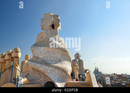 La Casa Mila, Casa Milà, La Pedrera, toit terrasse avec tours de ventilation, l'architecte Antoni Gaudi, Site du patrimoine mondial de l'Casa Milà, architecture moderniste Catalan, Art Nouveau, de l'Eixample, Barcelone, Catalogne, Espagne Banque D'Images