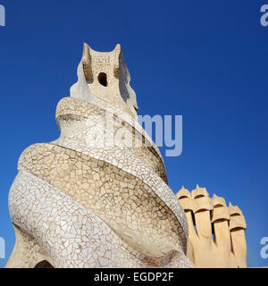 La Casa Mila, Casa Milà, La Pedrera, toit terrasse avec tours de ventilation, l'architecte Antoni Gaudi, Site du patrimoine mondial de l'Casa Milà, architecture moderniste Catalan, Art Nouveau, de l'Eixample, Barcelone, Catalogne, Espagne Banque D'Images