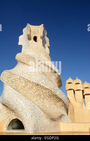 La Casa Mila, Casa Milà, La Pedrera, toit terrasse avec tours de ventilation, l'architecte Antoni Gaudi, Site du patrimoine mondial de l'Casa Milà, architecture moderniste Catalan, Art Nouveau, de l'Eixample, Barcelone, Catalogne, Espagne Banque D'Images