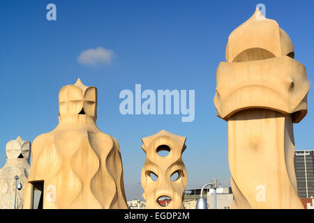 La Casa Mila, Casa Milà, La Pedrera, toit terrasse avec tours de ventilation, l'architecte Antoni Gaudi, Site du patrimoine mondial de l'Casa Milà, architecture moderniste Catalan, Art Nouveau, de l'Eixample, Barcelone, Catalogne, Espagne Banque D'Images