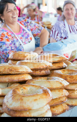 Pain ouzbek traditionnel en vente, le marché de Samarkand, Ouzbékistan, Province Samarqand Banque D'Images