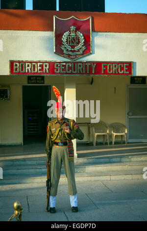 Un agent de la BSF (Border Security Force) sur le Attari-Wagah près de passage des frontières d'Amritsar, Punjab, India Banque D'Images