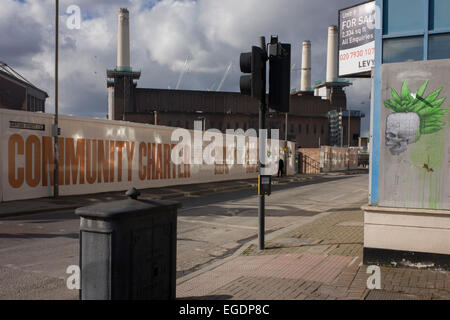 Battersea Power Station (avec sa 4e cheminée enlevée pour rénovation) où les futurs logements exclusifs seront construites dans les neuf Elms, développement du sud de Londres. Banque D'Images