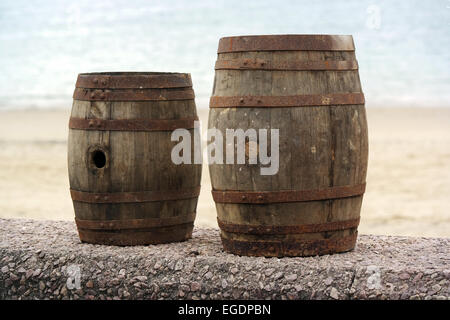 Deux vieux fûts de bois pour boisson distillée à un marché aux puces en Bretagne, France Banque D'Images