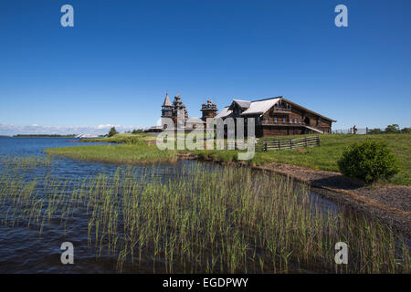 Rive du lac, beffroi, Église de la Transfiguration et l'église de l'Intercession de la Vierge à l'île de Kizhi Kizhi Pogost,, le lac Onega, la Russie, l'Europe Banque D'Images