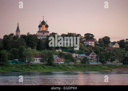 Cathédrale de la résurrection aux côtés de la Volga au crépuscule, Tutayev, près de Iaroslavl, Russie, Europe Banque D'Images