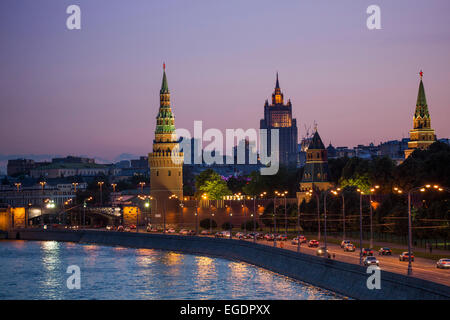 Moskva et illuminé à la tombée de bâtiments du Kremlin, Moscou, Russie, Europe Banque D'Images