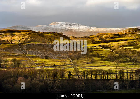 Régler, Yorkshire, UK. Feb 23, 2015. Soleil sur un snow-capped Ingleborough, l'un des trois sommets du Yorkshire. Vu de régler, dans le Yorkshire Dales National Park, Royaume-Uni Banque D'Images