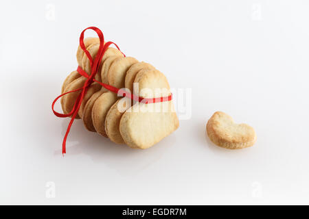 Les cookies en forme de cœur, attaché avec un ruban rouge. Banque D'Images