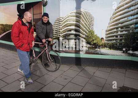 Les habitants des logements inabordables dans la thésaurisation de développement Battersea, Londres du sud. Banque D'Images