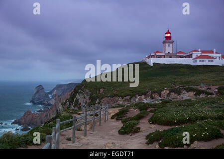 Le phare de Cabo da Roca donnant sur le promontoire vers l'océan Atlantique au crépuscule (le point le plus occidental de l'Europe continentale), à proximité de Cascais, Portugal, Estremadura Banque D'Images