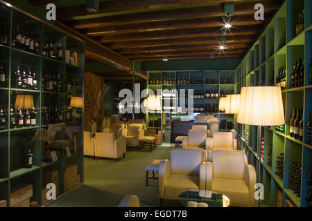 L'intérieur élégant de l'Institut du Vin de Porto dans le quartier de Chiado, Solar do Vinho do Porto, Lisbonne, Lisboa, Portugal Banque D'Images