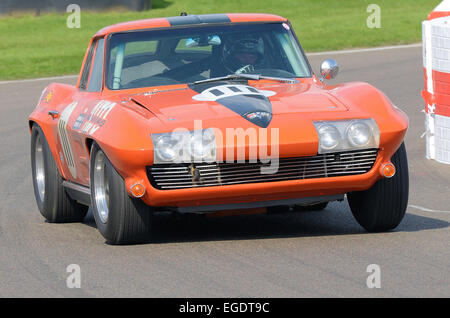 La Chevrolet Corvette C2, également connu sous le nom de Corvette Sting Ray, est une voiture de sport produite par la division Chevrolet de GM. Goodwood Revival Banque D'Images