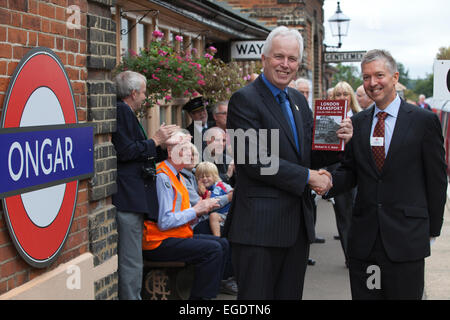 Mike Brown, MD de métro de Londres avec Roger Wright sur la plate-forme à Ongar, Wemmel Ongar Railway, Essex, Angleterre, RU Banque D'Images