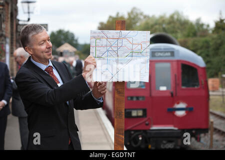 Mike Brown, directeur général de métro de Londres sur la plate-forme à Ongar, Wemmel Ongar Railway, Essex, Angleterre, RU Banque D'Images