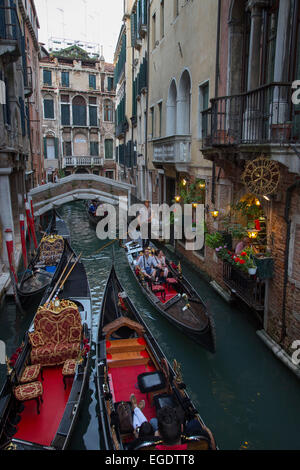 Gondoles sur un canal, Venice, Veneto, Italy, Europe Banque D'Images