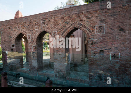 Mur de balles de roulement au mémorial de Jallianwala Bagh où des innocents Indiens sont morts en essayant d'échapper à la fusillade de l'armée britannique Banque D'Images