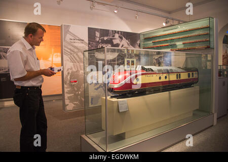 Homme d'admirer un modèle de la TEE Trans Europe Express train dans la compagnie allemande train museum, musée DB, Nuremberg, Franconia, Bavaria, Germany Banque D'Images