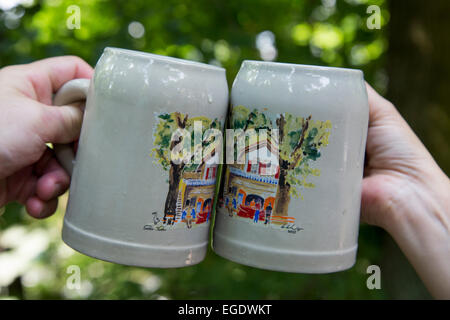Deux verres d'être clinked ensemble à Entla's Keller beer garden, Erlangen, Franconia, Bavaria, Germany Banque D'Images