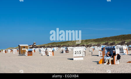 Chaises de plage sur la plage avec des dunes en arrière-plan, l'Île Spiekeroog, Mer du Nord, îles de la Frise orientale, Frise orientale, Basse-Saxe, Allemagne, Europe Banque D'Images