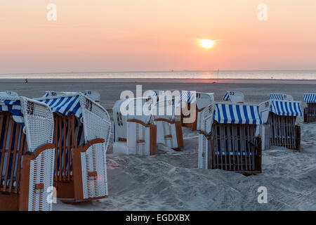 Chaises de plage sur la plage au coucher du soleil, l'Île Spiekeroog, Mer du Nord, îles de la Frise orientale, Frise orientale, Basse-Saxe, Allemagne, Europe Banque D'Images