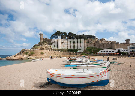 Bateaux de pêche sur la plage et de Vila Vella en arrière-plan, Tossa de Mar, Costa Brava, Espagne Banque D'Images