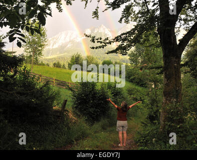 Double arc-en-ciel au-dessus de montagnes Zahmer Kaiser, Walchsee, Tyrol, Autriche, Europe Banque D'Images