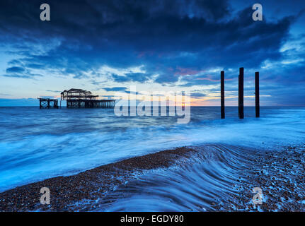 Les restes en décomposition de Brighton West Pier au coucher du soleil avec la marée.