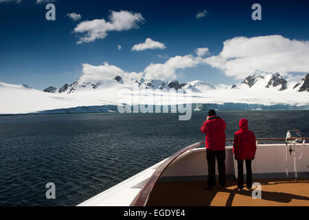 Îles Orcades du Sud, l'Île Laurie, MS Hanseatic les passagers des bateaux de croisière sur le pont Banque D'Images