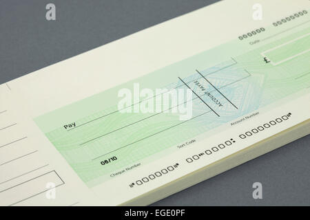 Carnet de chèques avec un chèque en blanc Banque D'Images