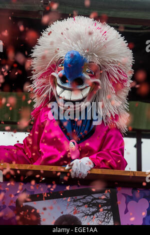 Bâle, Suisse. Feb 23, 2015. Participant masqués jetant des confettis à spectateurs de leur char, au cours du carnaval de Bâle fête le 25 février, 2015. Crédit : Christopher Waddell/Alamy Live News Banque D'Images