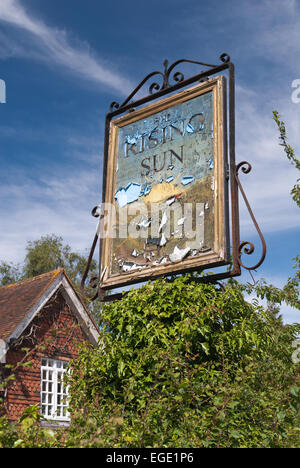 État de l'économie signe des temps la fermeture des maisons publiques pubs en milieu rural Kent le soleil levant Banque D'Images