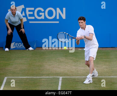 Taylor Lautner acteur joue au tennis pendant un match de bienfaisance au Queen's Club de Londres 2013. Taylor Lautner a récemment remporté un Oscar en 2015. Banque D'Images