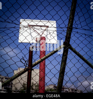 Panier de basket-ball against blue sky Banque D'Images