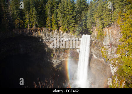 70 mètres de chute d'eau à Brandywine Falls Provincial Park, British Columbia, Canada Banque D'Images