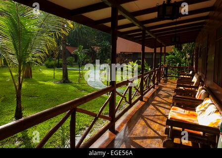 Costa Rica. Parc National de Tortuguero, Evergreen terrasse bungalow lodge Banque D'Images