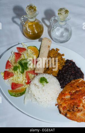Costa Rica. La Fortuna, déjeuner traditionnel appelé casado // Costa Rica. La Fortuna, déjeuner traditionel appelé casado Banque D'Images