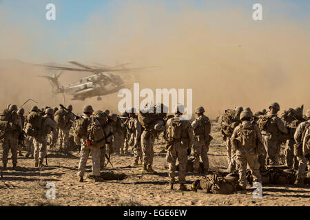 Les Marines américains charger sur CH-53E Super Stallion Bataillon hélicoptères au cours de parcours du combattant, le 12 février 2015 Base du Corps des Marines à Twentynine Palms, California. Banque D'Images