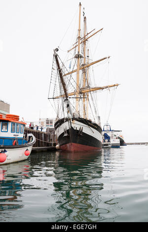 Voilier grand historique le Pelican of London qui mouillent dans l'amarre en Weighmouth port avec bateaux modernes autour de Banque D'Images