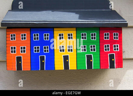 Les boîtes aux lettres la main vu à Saint-Jean de Terre-Neuve qui ressemblent aux maisons colorées. Banque D'Images