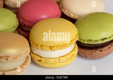 Un gros plan photo de quelques macarons colorés. Un macaron est un doux à base de meringue confection faite de blanc d'œuf, etc. Banque D'Images