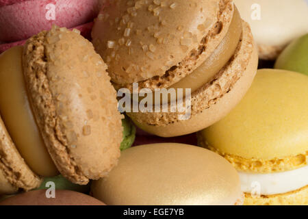 Un gros plan photo de quelques macarons colorés. Un macaron est un doux à base de meringue confection faite de blanc d'œuf, etc. Banque D'Images