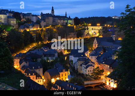 Partie inférieure de la ville de Luxembourg Grund (vieille ville) avec l'Alzette au crépuscule, Luxembourg Banque D'Images