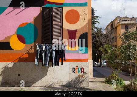 Dans le monde entier célèbre artiste urbain Reka (Australie, 36) peindre un mur à Tor Marancia, Rome, Italie, pour l'ouverture prochaine d'un musée d'art de plein air Banque D'Images