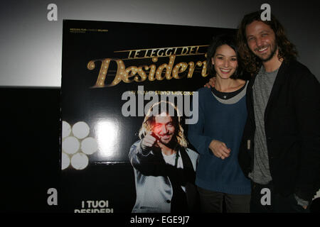 Silvio Muccino (droite) et Nicole Grimaudo (à gauche) pendant la présentation du film 'Le Leggi Del Desiderio' à Naples. © Salvatore Esposito/Pacific Press/Alamy Live News Banque D'Images