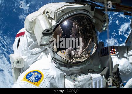 L'astronaute de la NASA Barry 'Butch' Wilmore, commandant de l'expédition du 42 au cours d'une sortie dans l'espace comme la surface de la Terre passe par en arrière-plan le 23 février 2015, dans l'orbite de la Terre. Wilmore et Terry Virts astronaute terminé un 6 heures, 41 minutes sortie dans l'acheminement de plus de 300 pieds de câble dans le cadre d'une reconfiguration de la Station spatiale internationale pour permettre aux véhicules de l'équipe commerciale américaine en cours de développement d'accoster à la station spatiale dans les années à venir. Banque D'Images